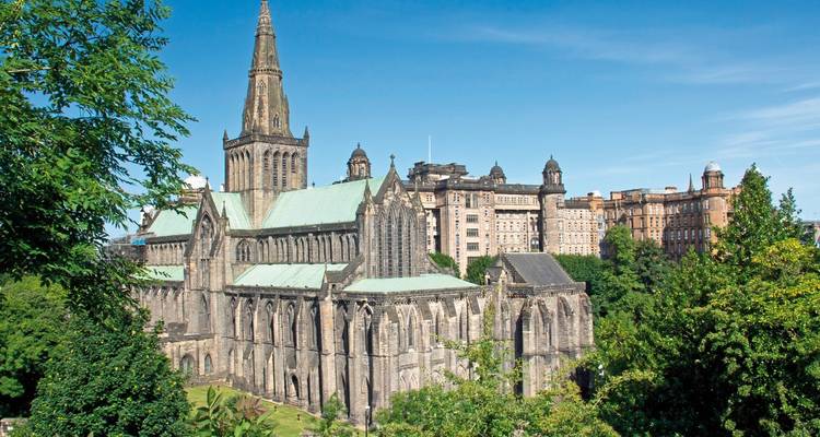 Cathédrale de Glasgow entourée de verdure.