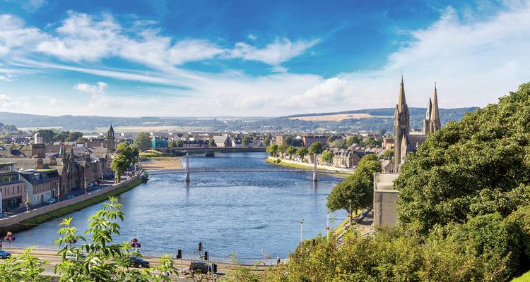 Vue de la ville au bord de la rivière avec des flèches.