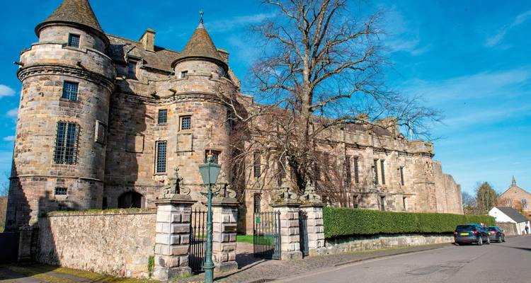 Château de pierre avec ciel bleu.