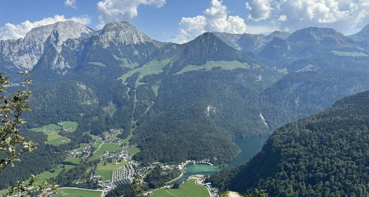 Vue aérienne d'une région montagneuse avec un lac.