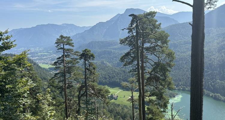 Vue de montagne avec un lac dans la vallée.