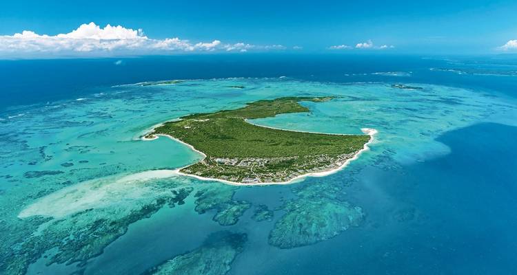 Vue aérienne d'une île entourée d'eaux turquoise.