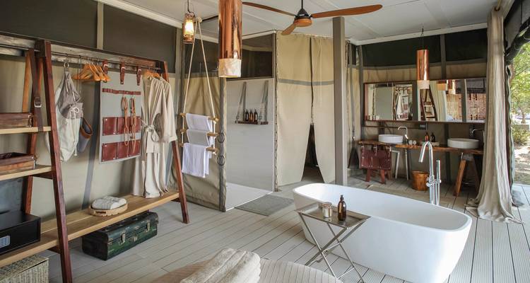 Salle de bain à ciel ouvert avec une baignoire luxueuse.