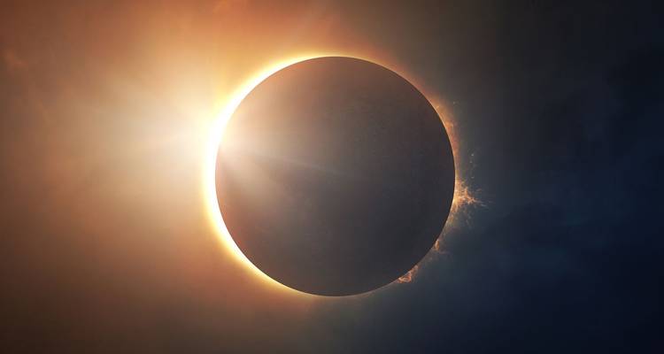 Gros plan spectaculaire d'une éclipse solaire avec des éruptions solaires illuminant le bord de la lune.