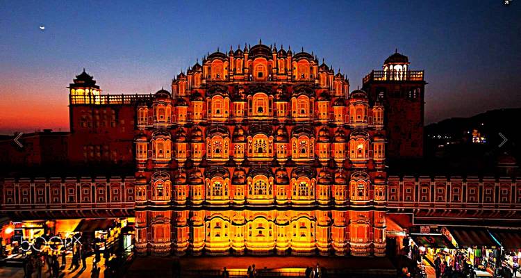 Vue illuminée du Hawa Mahal au crépuscule.