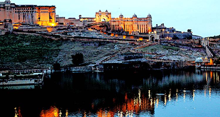 Fort historique situé sur une colline surplombant un plan d'eau.
