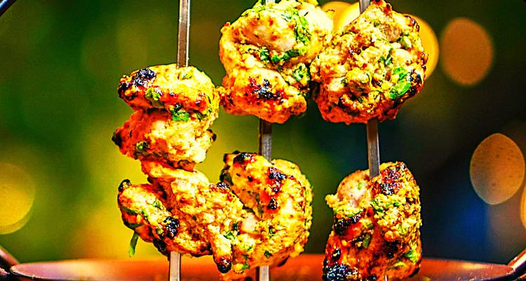 Brochettes grillées d'aliments préparées aux épices.