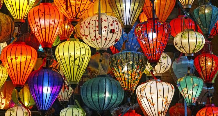 Bunte hängende Laternen auf einem Nachtmarkt.