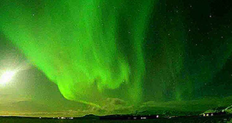 Image floue des aurores boréales.