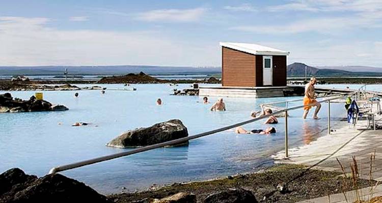 Des personnes profitant d'une source chaude en Islande.