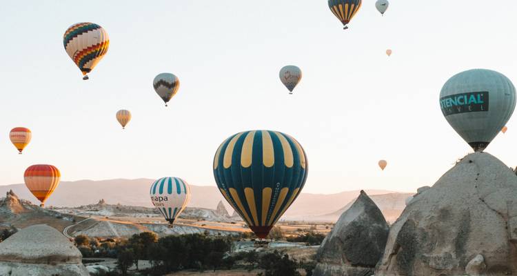 De nombreuses montgolfières flottant au-dessus du paysage de la Cappadoce.