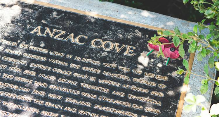 Plaque sur le site mémorial d'Anzac Cove.