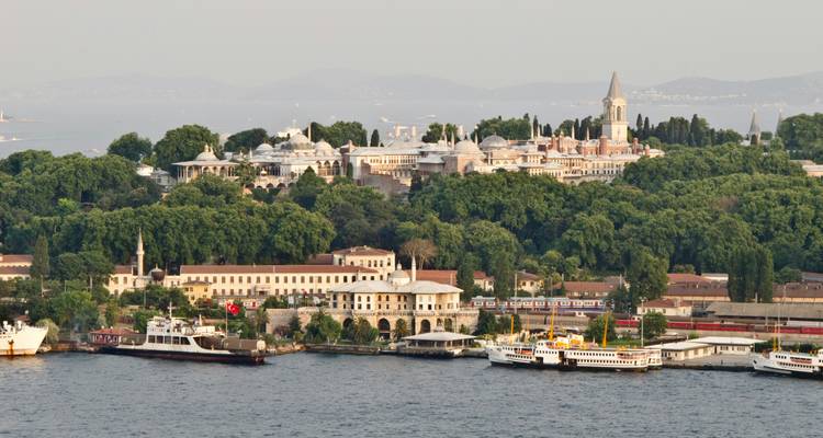 Palais de Topkapi entouré d'arbres et d'eau.