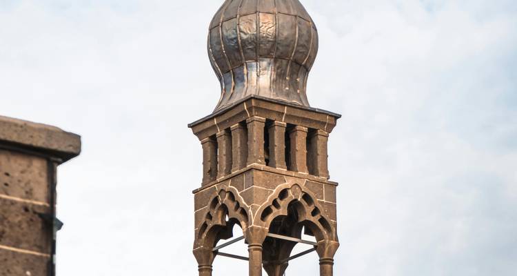 Dôme décoratif contre un ciel bleu.