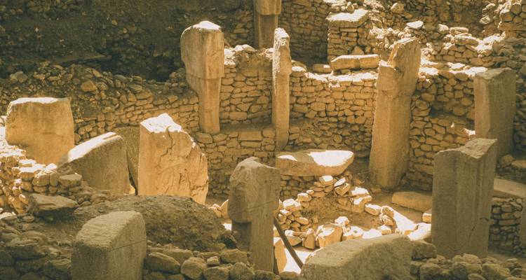 Site archéologique ancien avec des piliers de pierre.