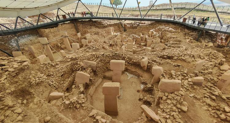 Site archéologique antique avec colonnes sous un toit.
