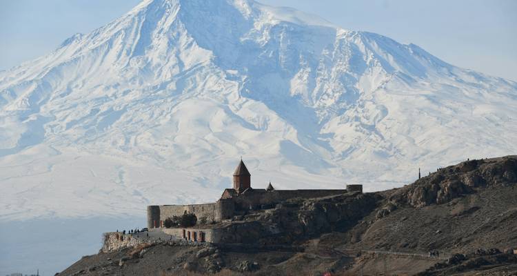 Paysage de montagne avec un sommet enneigé en arrière-plan.