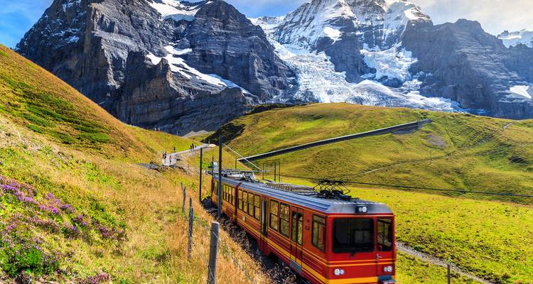 Voyage en train panoramique dans les Alpes suisses.