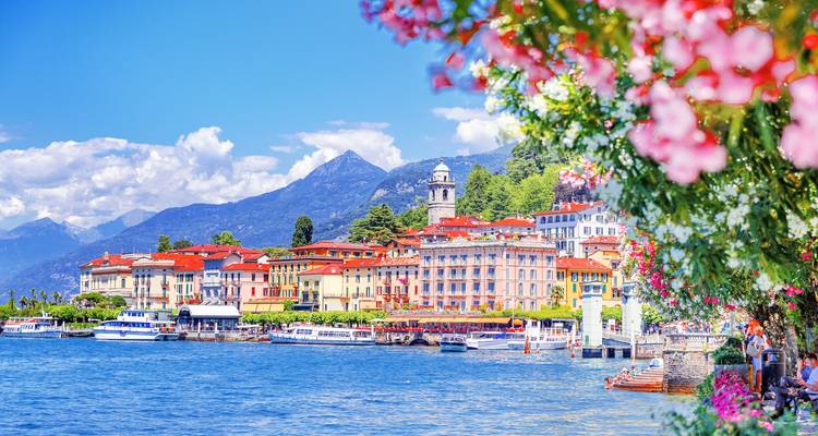 Ville pittoresque au bord du lac avec des bâtiments colorés au premier plan.