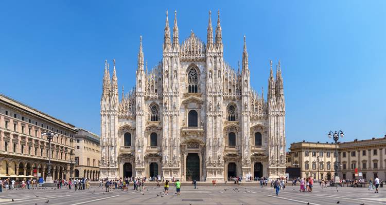 Vue de la cathédrale de Milan avec des gens sur la place.