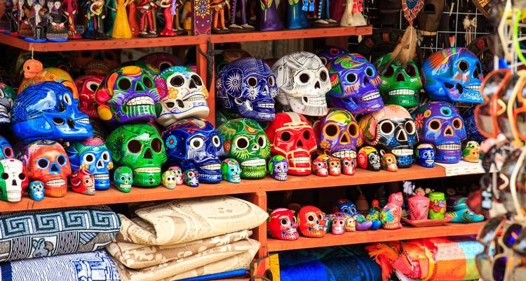 Kleurrijke Mexicaanse schedels te koop op een markt.