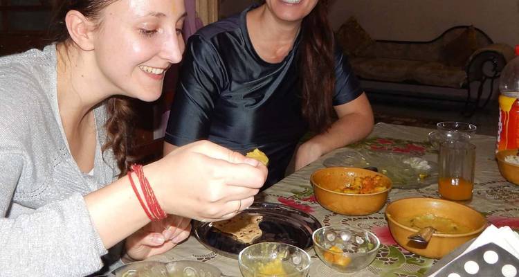 Nahaufnahme von Menschen, die eine Mahlzeit mit traditionellen Gerichten genießen.