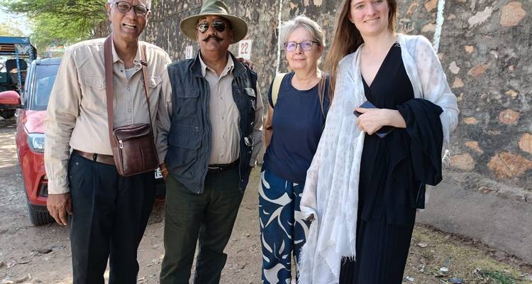 Gruppe von Personen, die draußen in legerer Kleidung posiert.