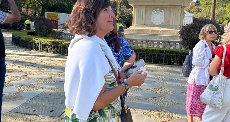 Groupe de personnes près d'une fontaine avec des éléments décoratifs.
