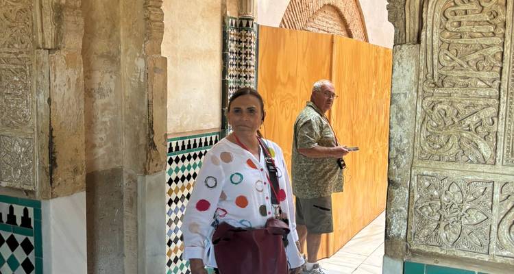 Visiteurs explorant un site historique avec des colonnes ornementées.