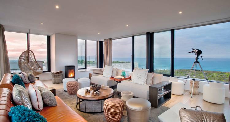 Luxuriöses Interieur mit Meerblick und einem Teleskop am Fenster.