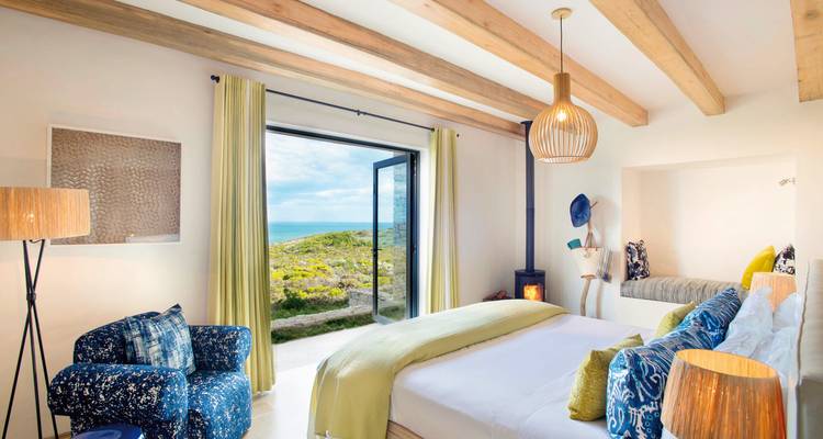 Luxuriöses Schlafzimmer-Interieur mit Meerblick.