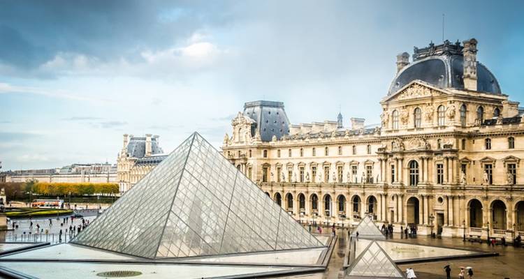 Le Musée du Louvre et sa pyramide de verre.