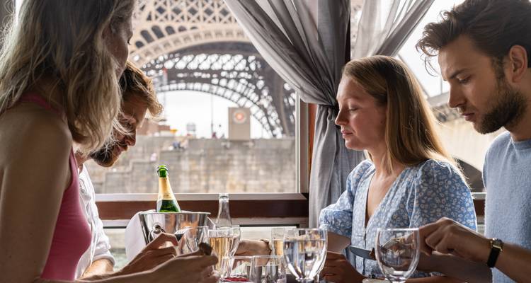 Repas de groupe avec vue sur la tour Eiffel.