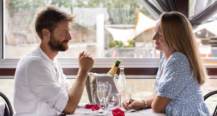Ein Paar speist in einem Restaurant und führt ein angenehmes Gespräch.