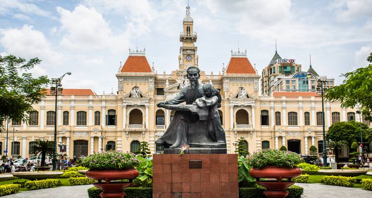 Bâtiment historique avec une statue au premier plan.