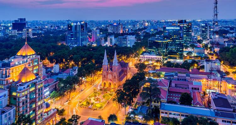 Vue aérienne d'une ville avec des gratte-ciel au crépuscule.