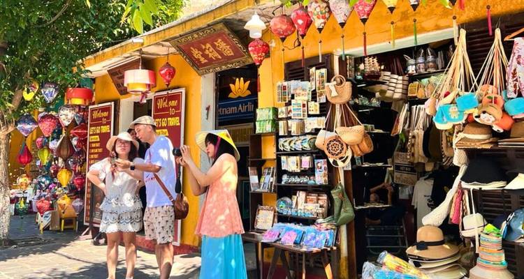 Des touristes explorant un marché de rue avec des souvenirs.