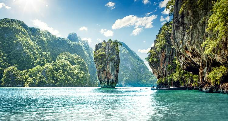Formations karstiques calcaires époustouflantes dans la mer cristalline de la Thaïlande.