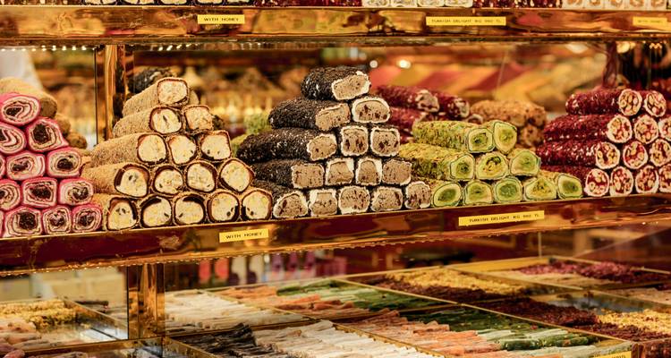 Les rayons de confiserie aux bordures dorées remplis de diverses pâtes de fruits turques enroulées dans un marché d'Istanbul