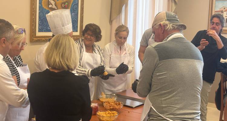 Kookdemonstratie met een groep die naar een chef-kok kijkt.