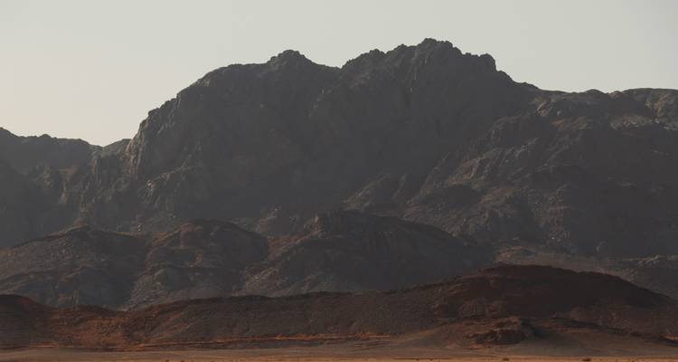 Berglandschap met rotsachtige toppen.