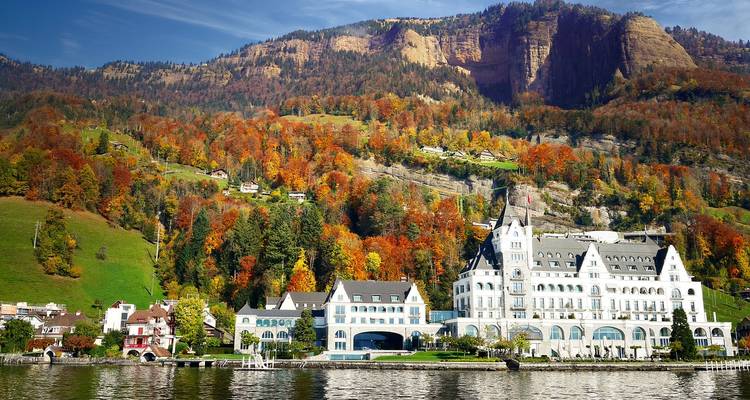 Grand bâtiment historique blanc avec des montagnes en arrière-plan