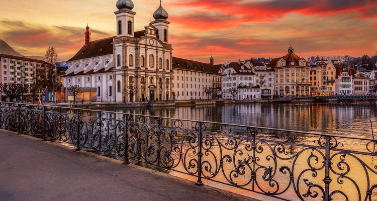 Paysage urbain avec une église historique et un pont au coucher du soleil