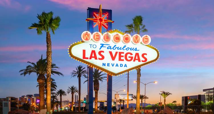 Iconisch 'Welcome to Las Vegas' bord met palmbomen eromheen.