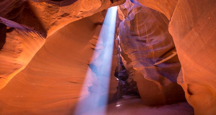 Lichtstraal die de wanden van Antelope Canyon verlicht.