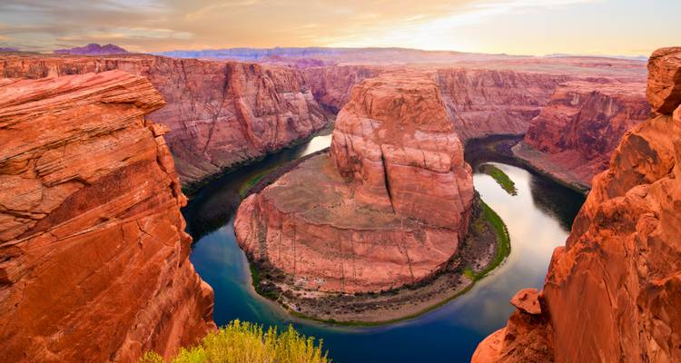 Horseshoe Bend met de Colorado rivier die zich kronkelend beneden voortbeweegt.