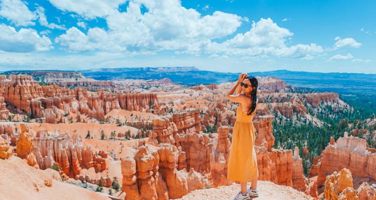 Vrouw geniet van het uitzicht vanaf Bryce Canyon National Park.