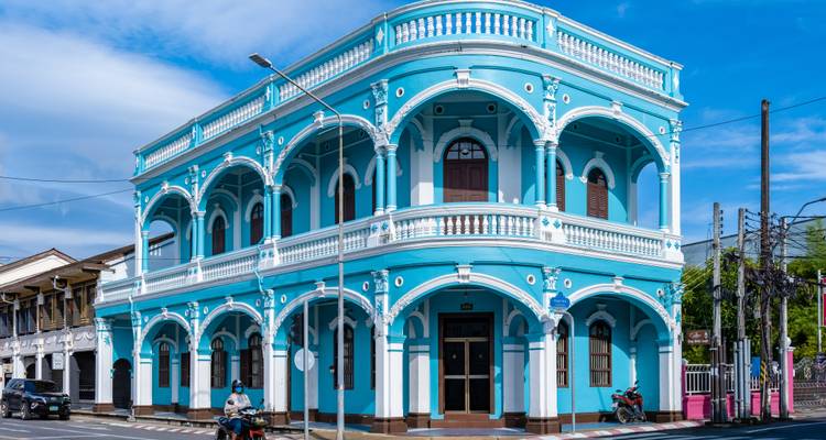 Sino-portugiesisches Gebäude in blauer Farbe in Phuket.