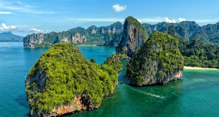 Luftaufnahme von Karstinseln in Krabi, Thailand, umgeben von blauen Gewässern.