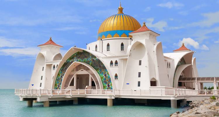 Schwimmende Moschee in Malacca, Malaysia, über dem Wasser.